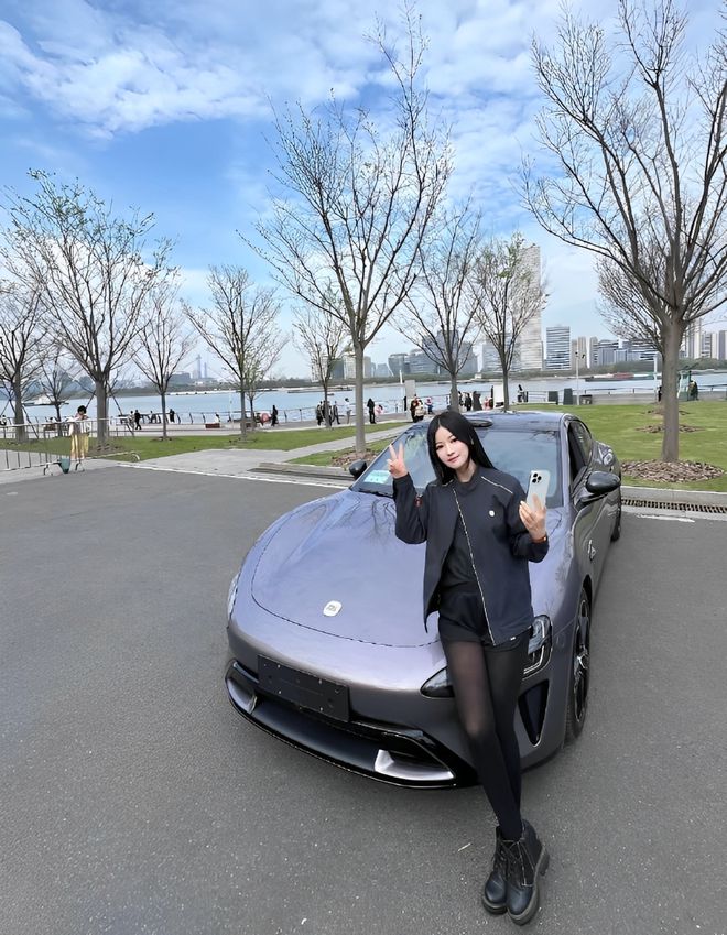 车主质量都这么高的吗？仙女也就长这样吧不朽情缘平台登录网页小米SU7的美女(图7)