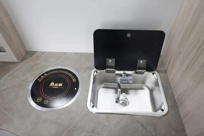 月19亮相成都房车展这才是人民需要的五菱房车不朽情缘网站不到20万上绿牌还免购置税！9(图2)